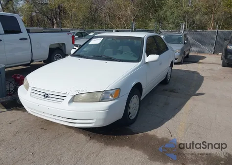 1997 Toyota Camry Le z USA, uszkodzony, nr VIN 4T1BG22K8VU750904